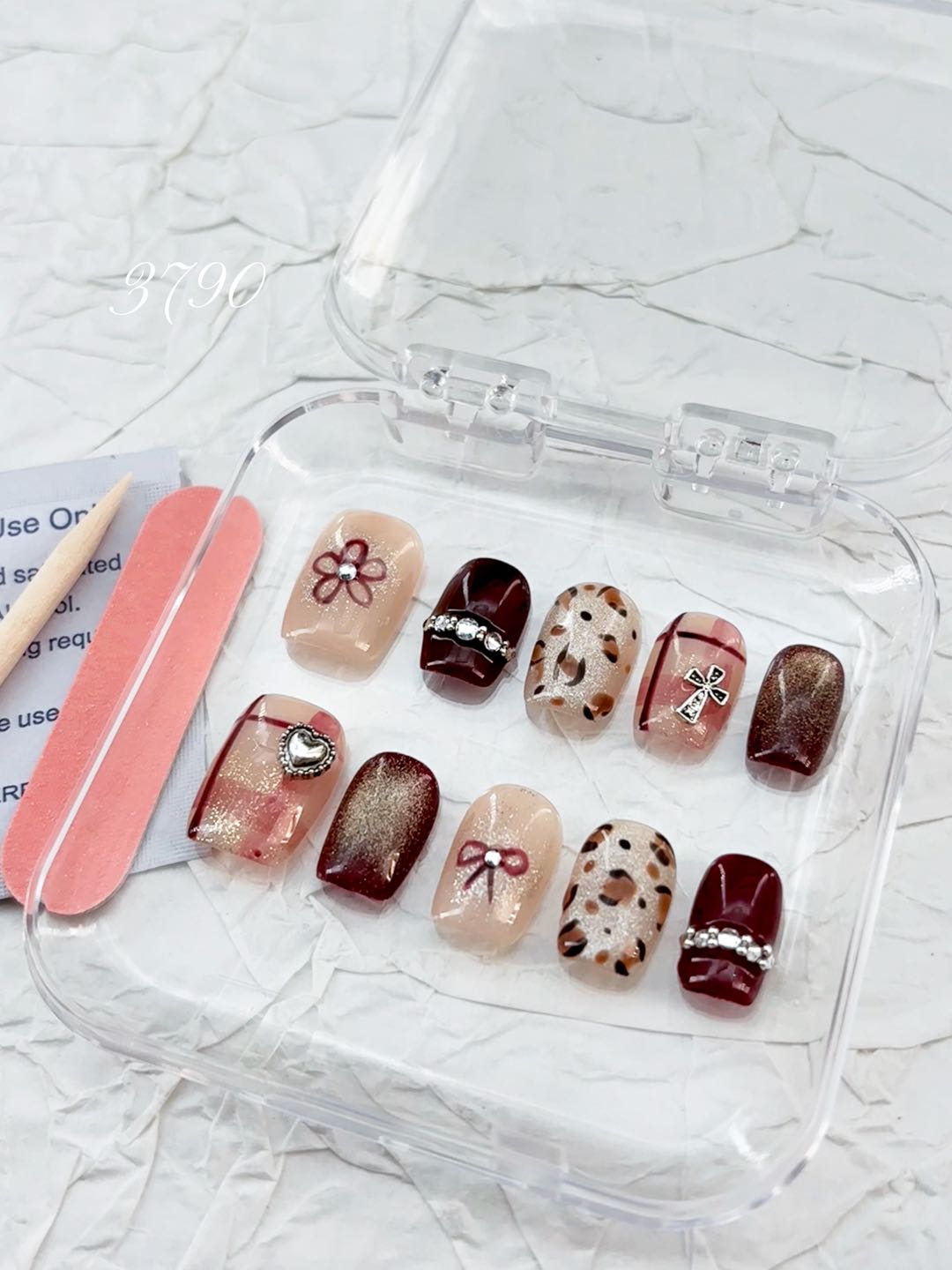 zb11..Diverse and beautifully shaped armor pieces