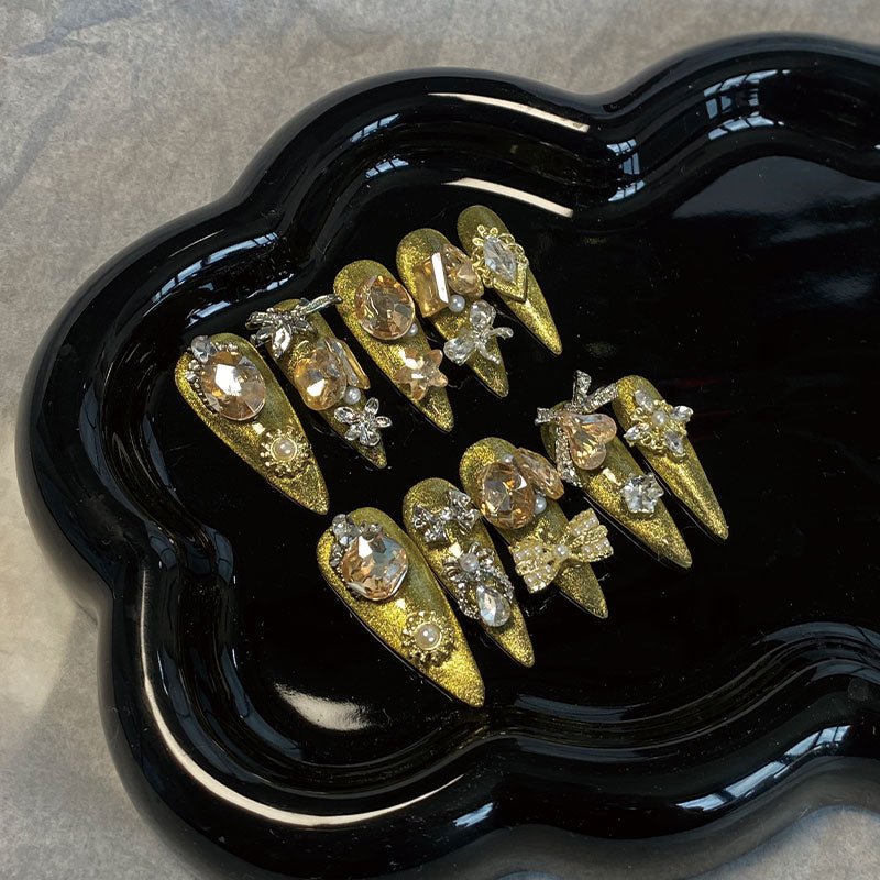 Meiyi Yi's original designer's heavy hand-painted French cat's eye nail art