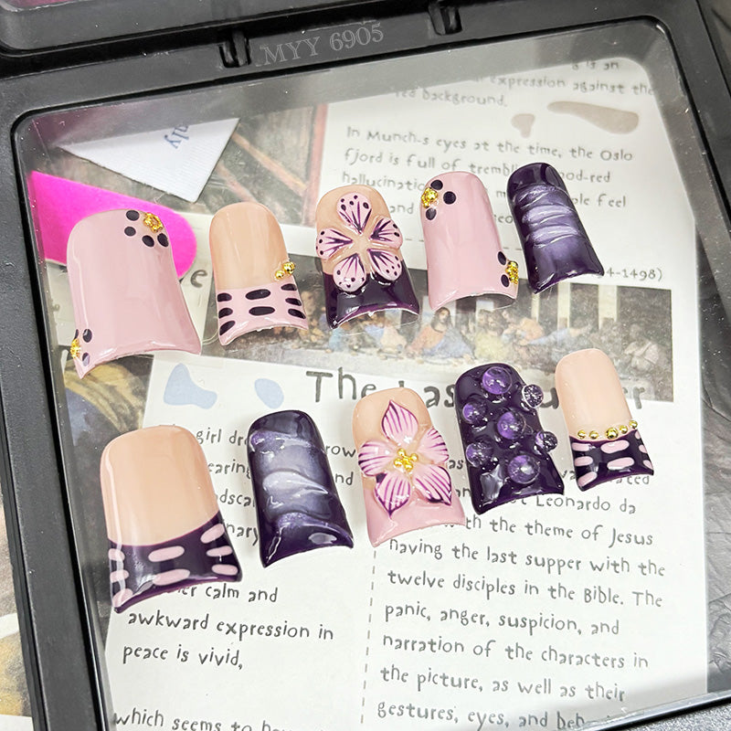 zb92..A wide variety of wearable nails in different styles.