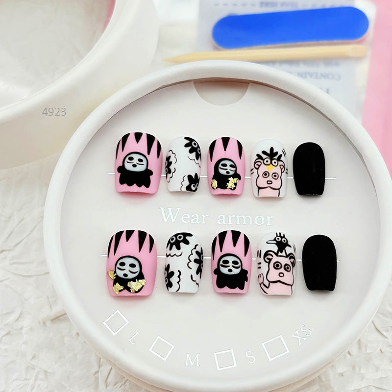 zb34..A collection of almond-shaped and square-shaped wearable nails