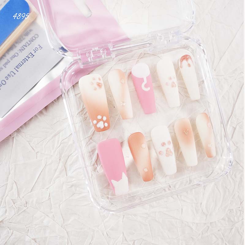 zb33..A variety of almond-shaped and square nails.