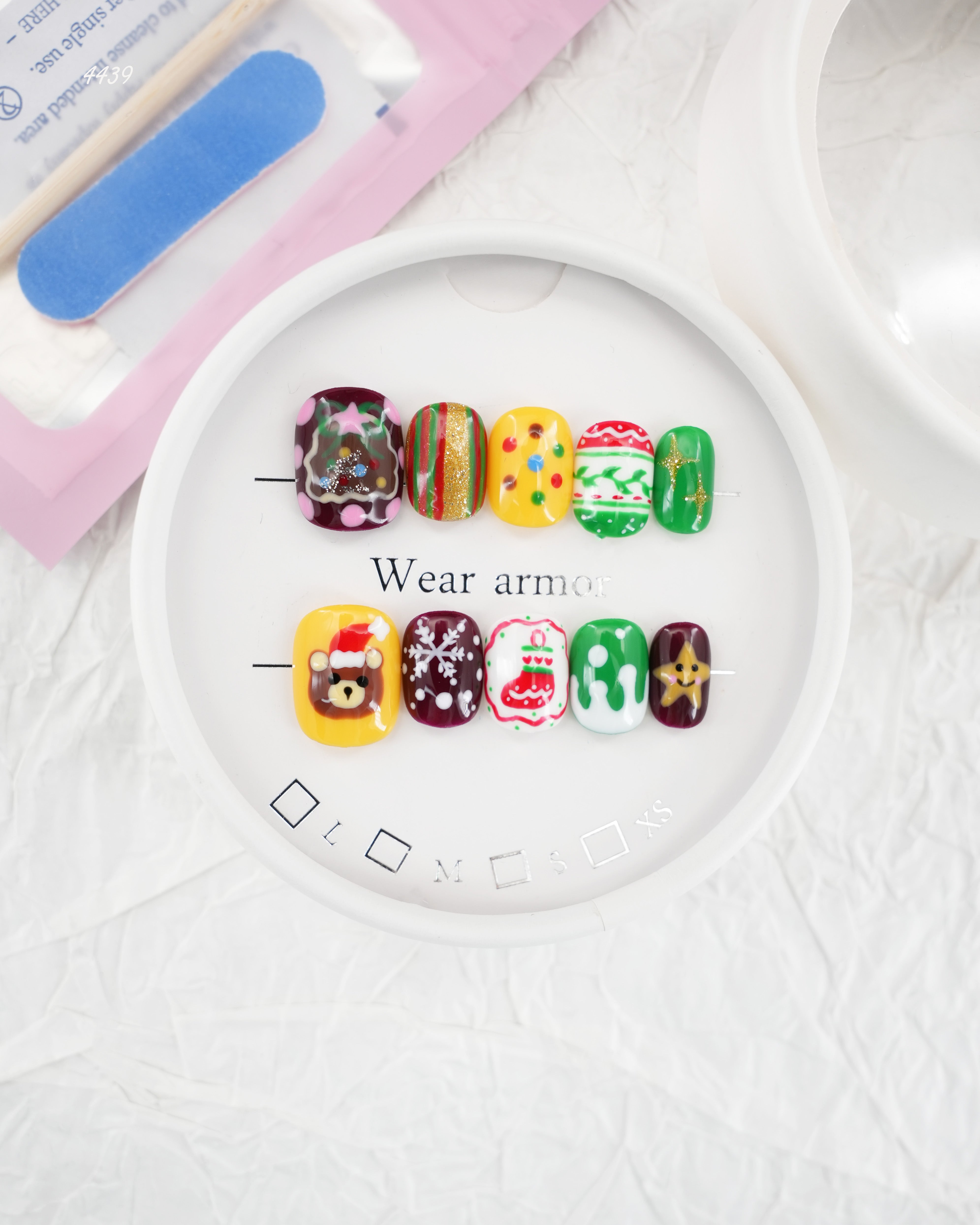 zb23..Christmas costume display boards in various styles