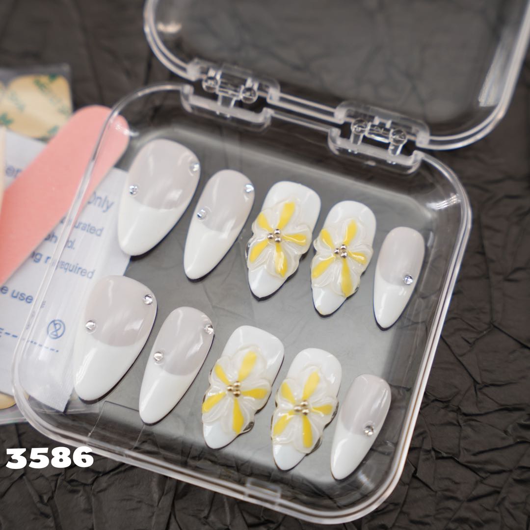 zb8..Beautiful and charming with nails